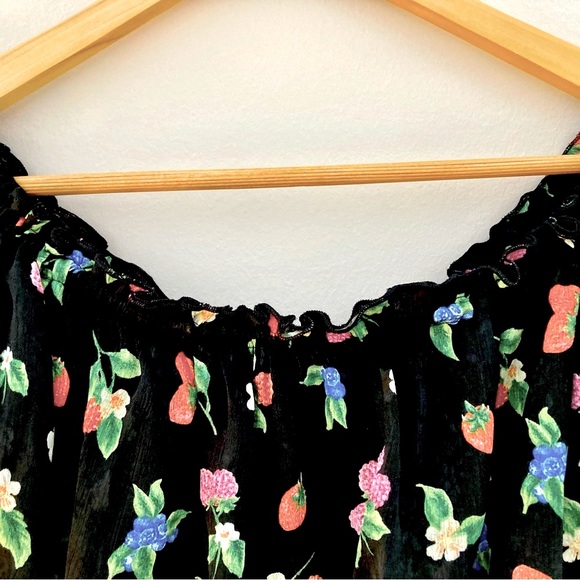 Absolutely cute off the shoulders top - Picture 3 of 3